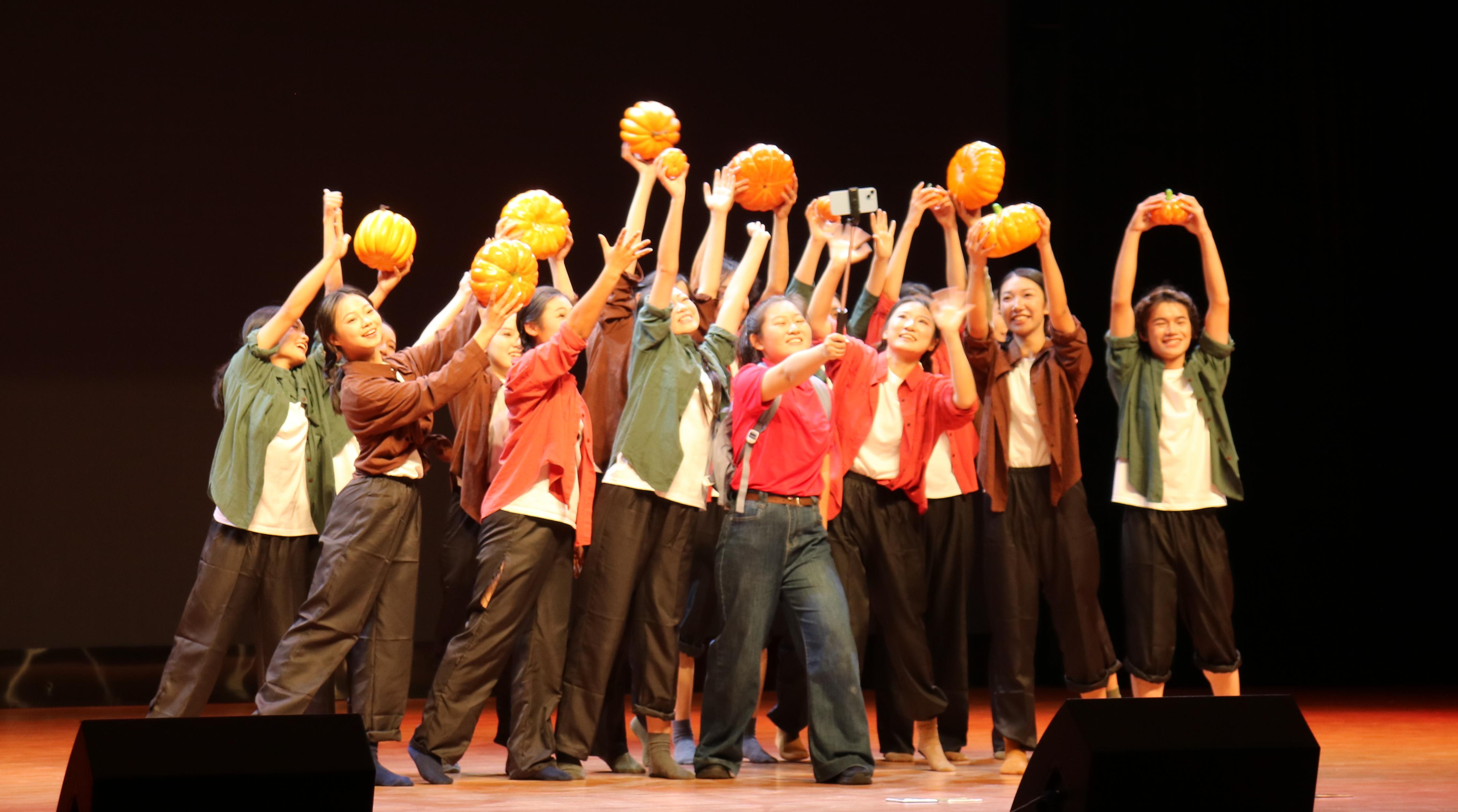 踏舞留芳，乡村逐梦幸福路——祝贺麻豆做爱
新生舞蹈大赛荣获二等奖